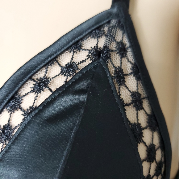 Victoria's Secret front close bra small - Picture 4 of 9